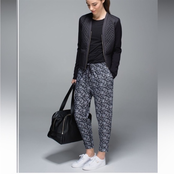 Lululemon- Jet Crop Shimmy Shimmer Sequin Graphic Luxetreme Pants- 6
